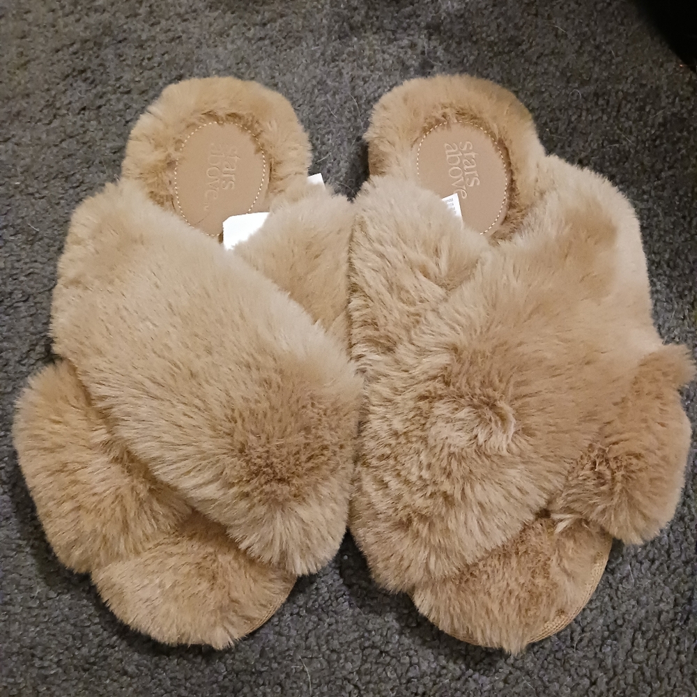 NWT Stars Above Slippers Sz 5/6